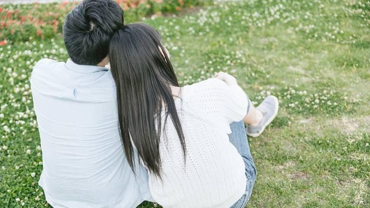 一个女人和你见面时，有以下3个举动，摆明了喜欢你