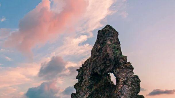 石老人浴场：青岛湾畔的自然奇观与城市烟火