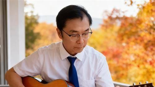 音符中的灵魂独白/论先锋派作家王新的歌词创作