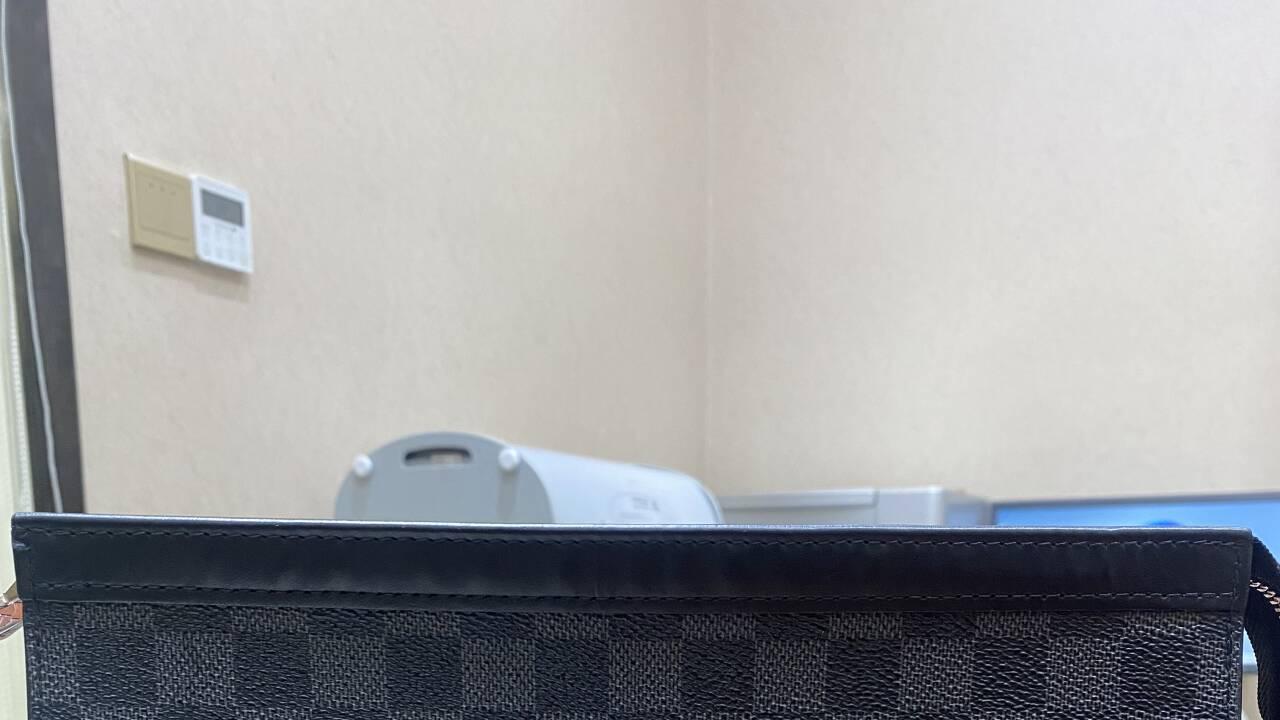 大哥拿LV包包换钱，理由过于真实