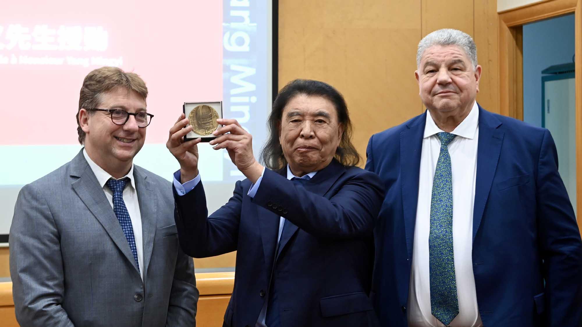 一纸烟雨渡欧罗巴｜杨明义授勋，东方水墨再登国际殿堂