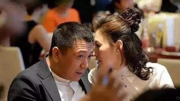 50岁李小冉被曝秘密离婚，老公富豪光环褪去，丁克终究敌不过现实