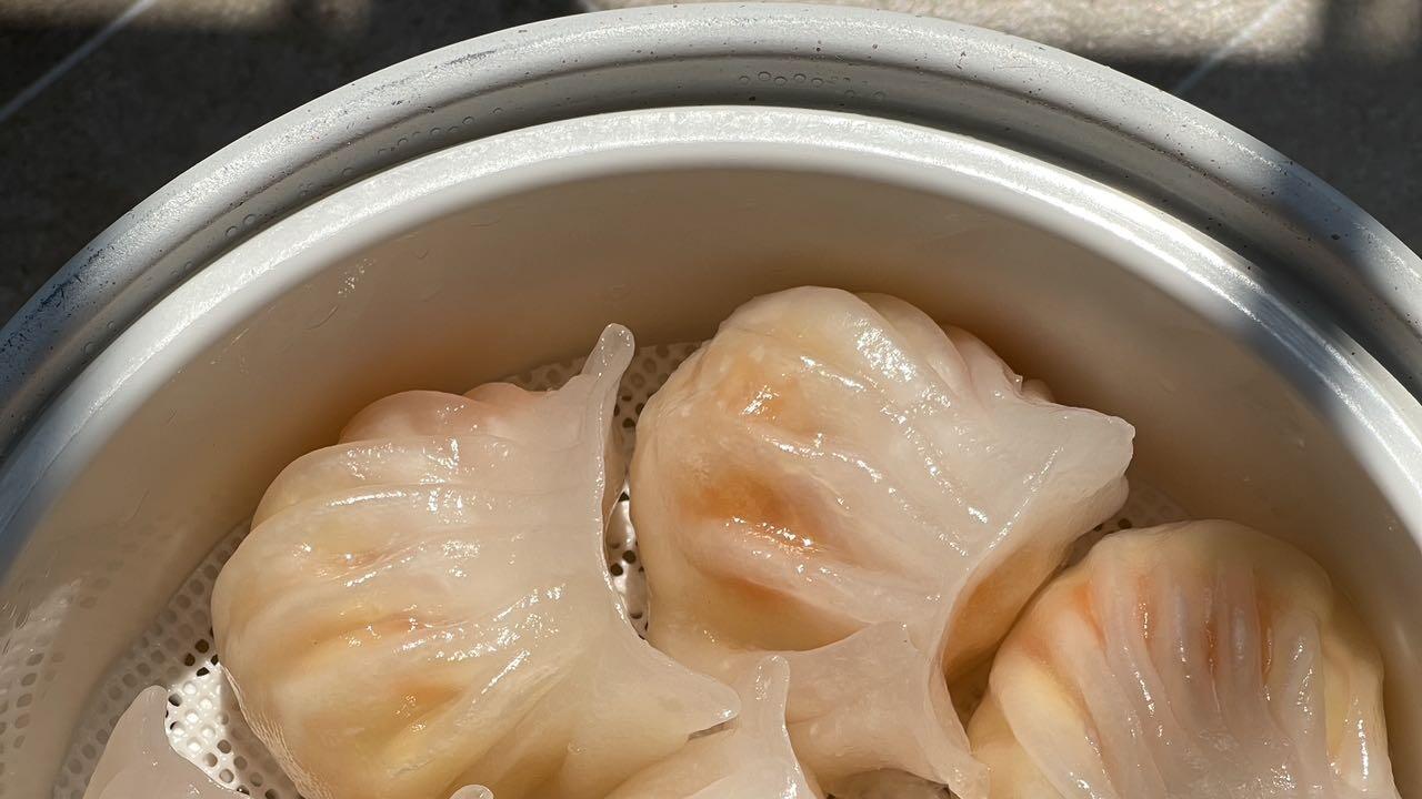 水晶虾饺：晶莹剔透的广式早茶灵魂！