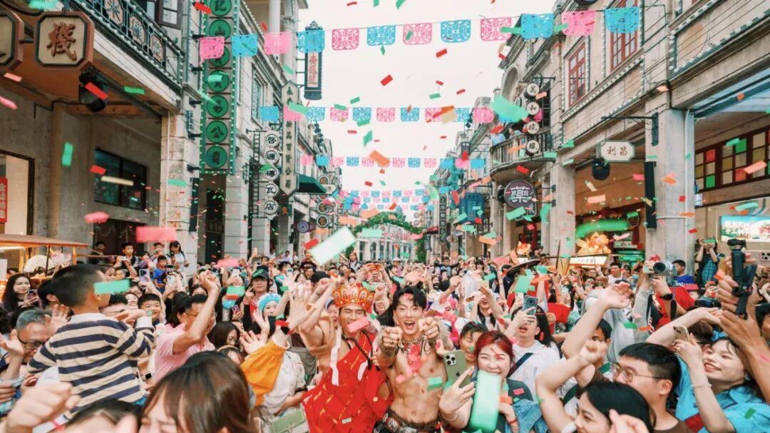 广州人五一不出国！唐人街实景剧本杀、法国飞人、入夜非遗火花大秀，赤坎度假够夯！