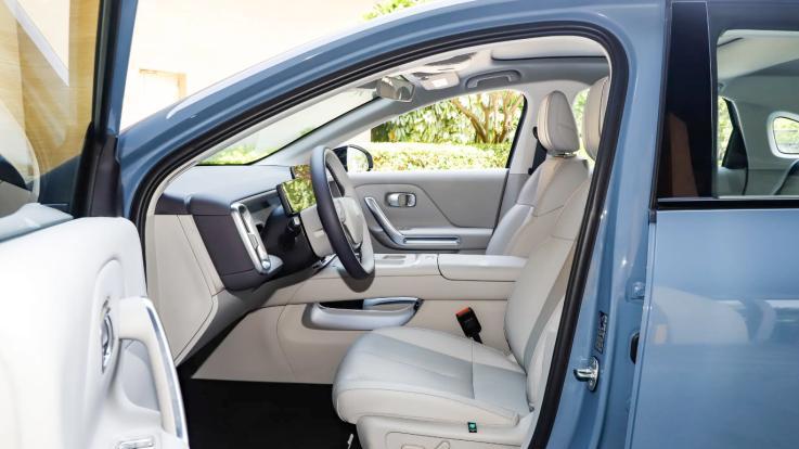 零跑B01购车指南：8.98万起的“卷王”，怎么选才不花冤枉钱？