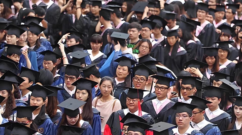 2026年高校毕业生预计1270万！除了“卷”大厂，3大新赛道正在悄悄抢人