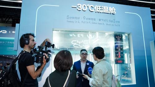 北京车展老外组团参观E3馆，比亚迪出海战略彰显硬核实力