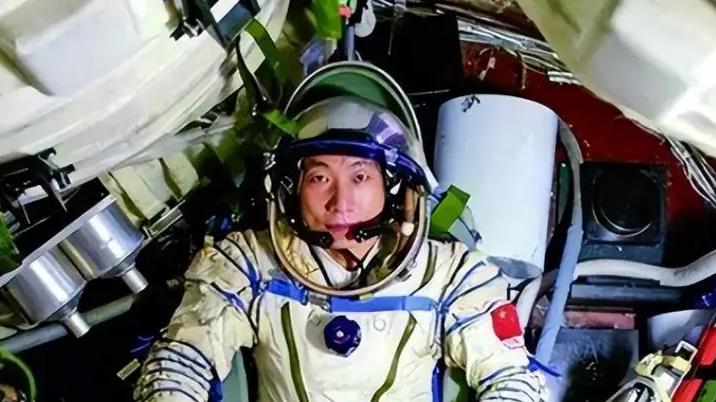 在怕什么？为啥杨利伟上太空要带一把枪？苏联的教训太深刻