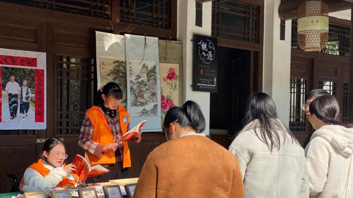 铜鼓县星光工作室走访慰问以孝治家优秀义工冯欢