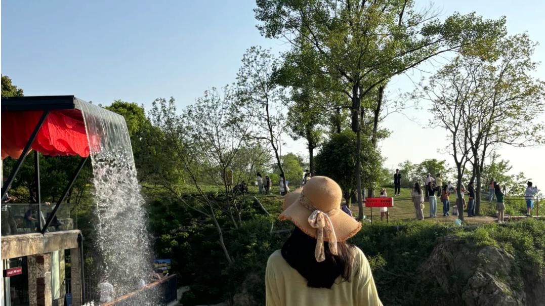 安徽36岁女教师，老公异地公务员，现有机会可调回他身边，要调吗