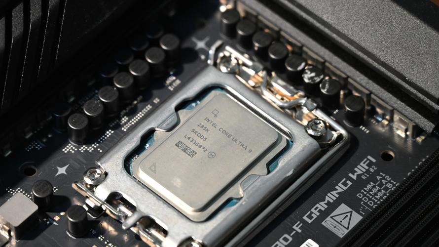 千帧传奇游戏神U：锐龙7 9800X3D对决酷睿Ultra 9 285K实测