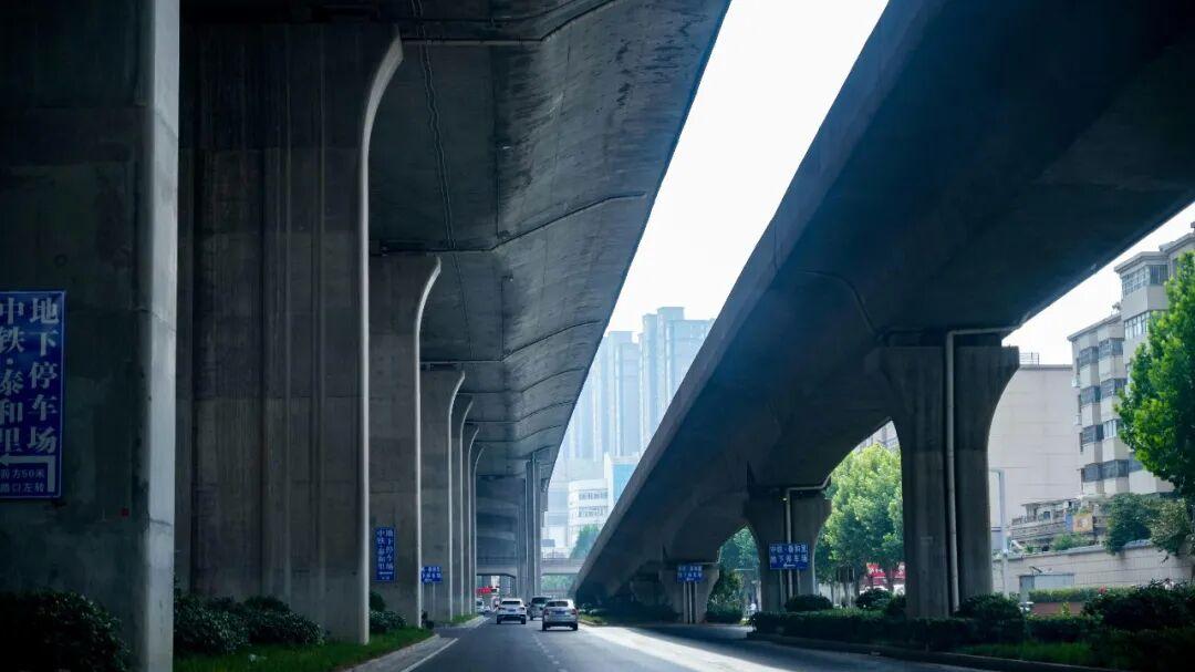 早高峰被无人机拍到喝水后，我开始想象南京事故处理能有多快