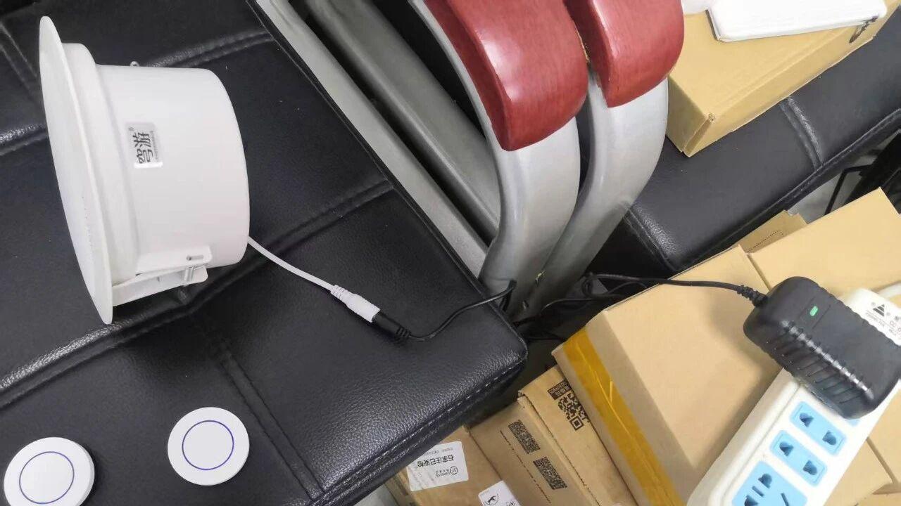 穹游无线按键音箱，零布线、抗干扰，运维更省心