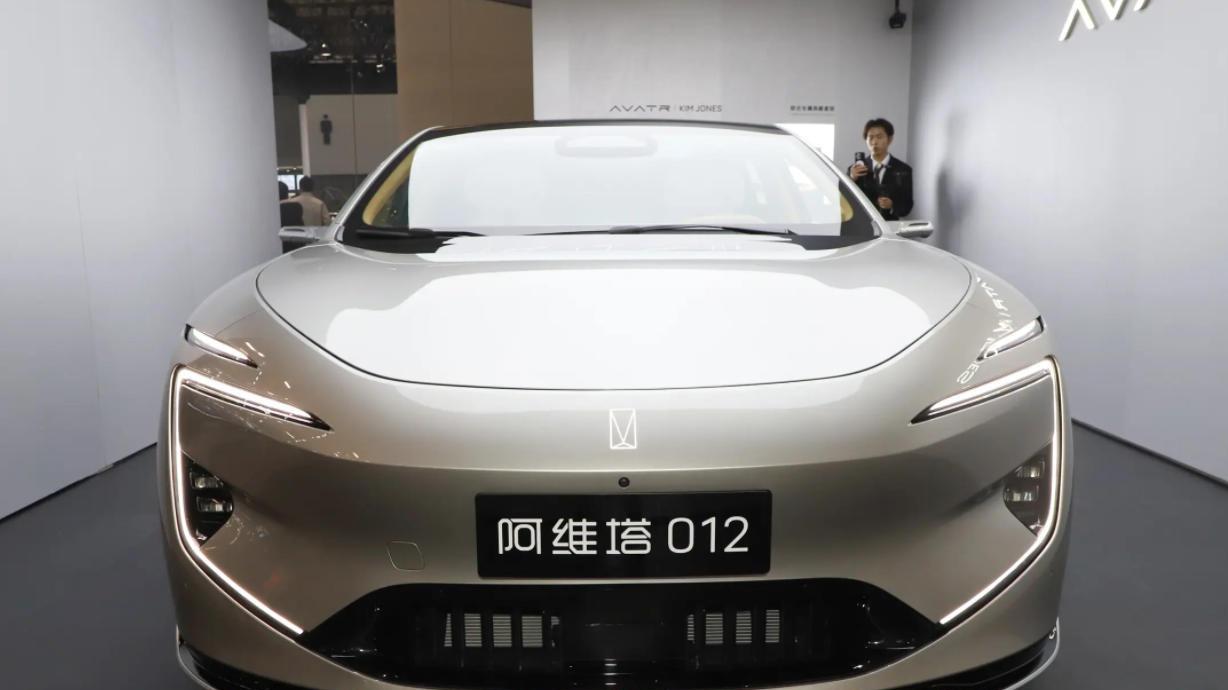 新款阿维塔12怎么样？后排挖空H型电池，896线华为雷达