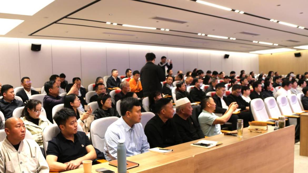 信阳市政协委员姚梅梅应邀为潢川县委统战部做提升文艺修养讲座