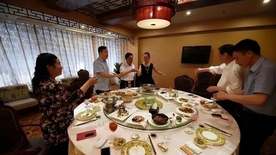 女同事请客吃饭，结账喊男友付1400元，男友付钱后一举动全场炸锅