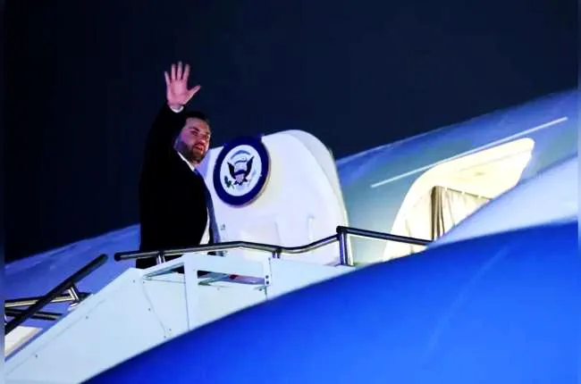 不交钱不给过，交了钱美国揍！川普祭出“史上最强禁运令”，伊朗正面临政权生死时刻？