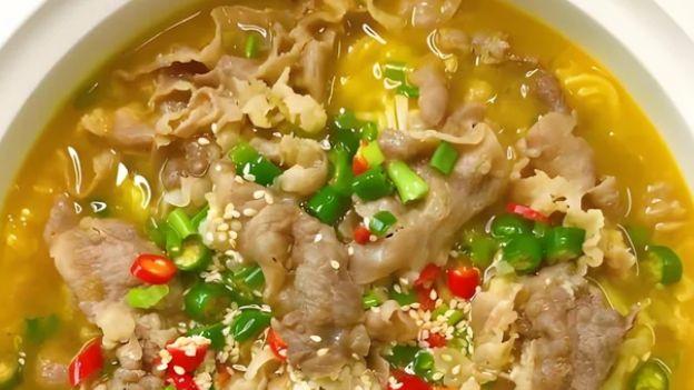 金黄透亮、酸辣上头：冬日必吃酸汤肥牛