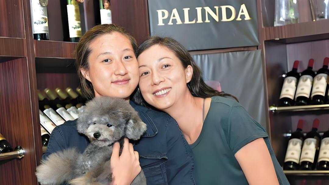 52岁吴绮莉近况曝光！曾经历3段失败恋情，如今独居与猫相依为命