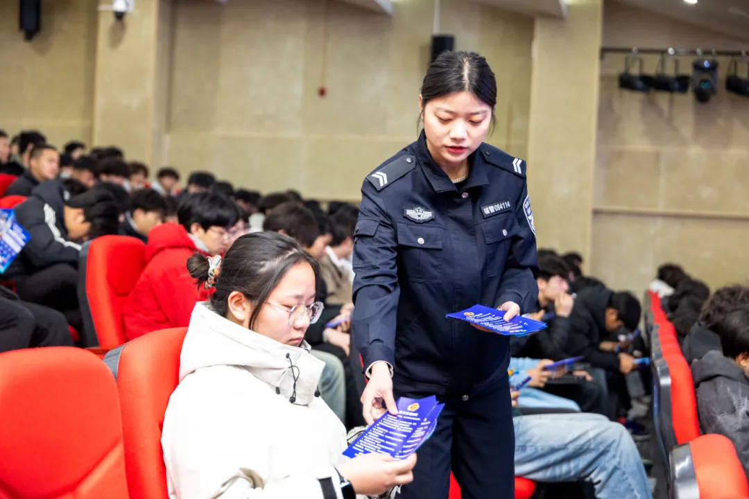 阜南县公安局联合检察院走进二中开展普法宣传