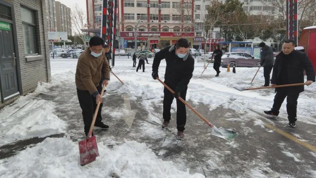 信阳市平桥区教体局：以雪为令显担当 铲雪除冰保畅通