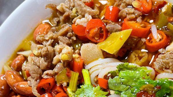 湖南米粉街清晨：各家秘方牛肉码子熬煮出的早餐密码