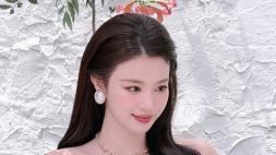 张凌赫王楚然CP感在线，俊男靓女穿搭氛围感十足，太养眼！