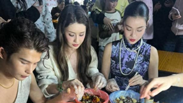 大年初八夜市偶遇：韦雪陆仙人路边嗦螺蛳，路人原相机拍下这一幕