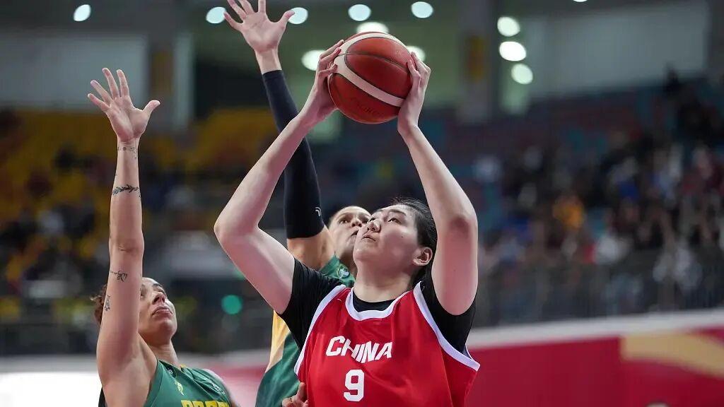 险胜巴西女篮第二天！中国女篮收3好2坏消息，宫鲁鸣脸色挂不住了