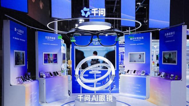 千问发布智能体眼镜，支持体征监测与眼动追踪，首款AI耳机亮相！