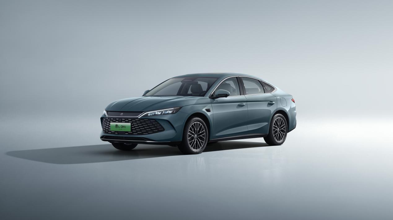 比亚迪又双叒叕“掀桌子”了！给插混的“电”加满了码