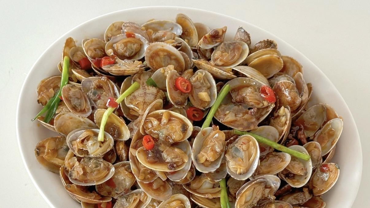 一盆爆炒花蛤上桌，啤酒米饭都抢光