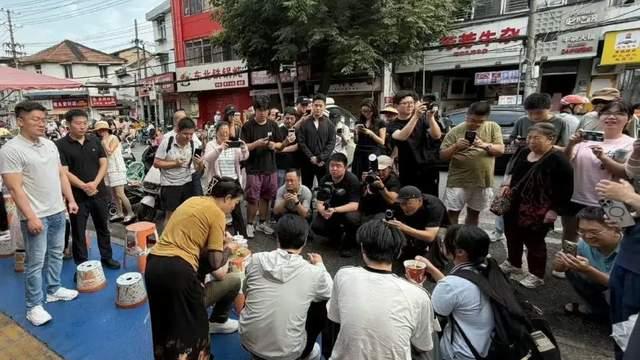 童言一句戳破假象 雷军吃面争议发酵，徐洁云、刘震云点破真相