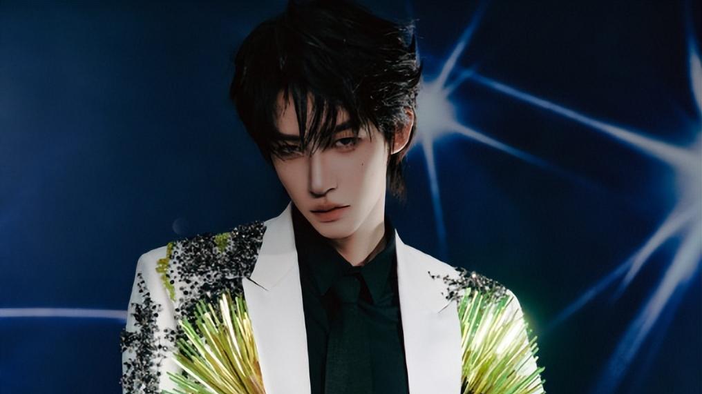 2025微博之夜红毯：刘宇眼神杀帅气，邓为慵懒风十足！