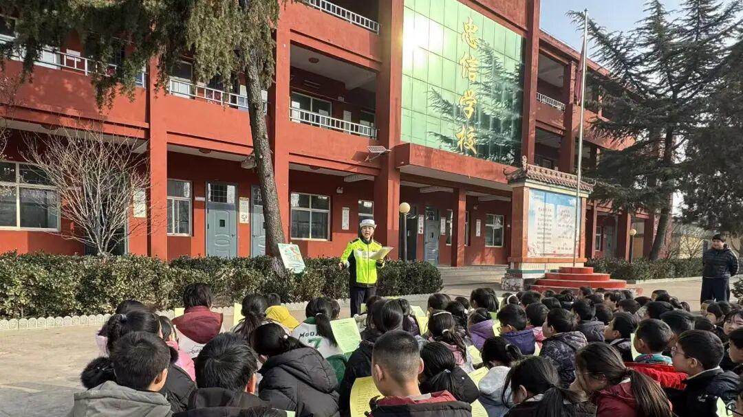 河津公安交警入校讲安全，欢乐迎“新”度寒假