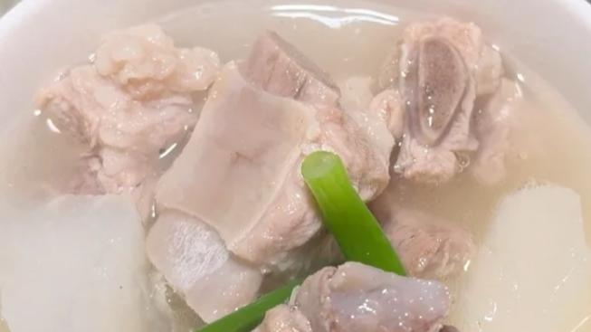 分步把控炖煮时长，炖出汤浓肉烂的萝卜排骨汤