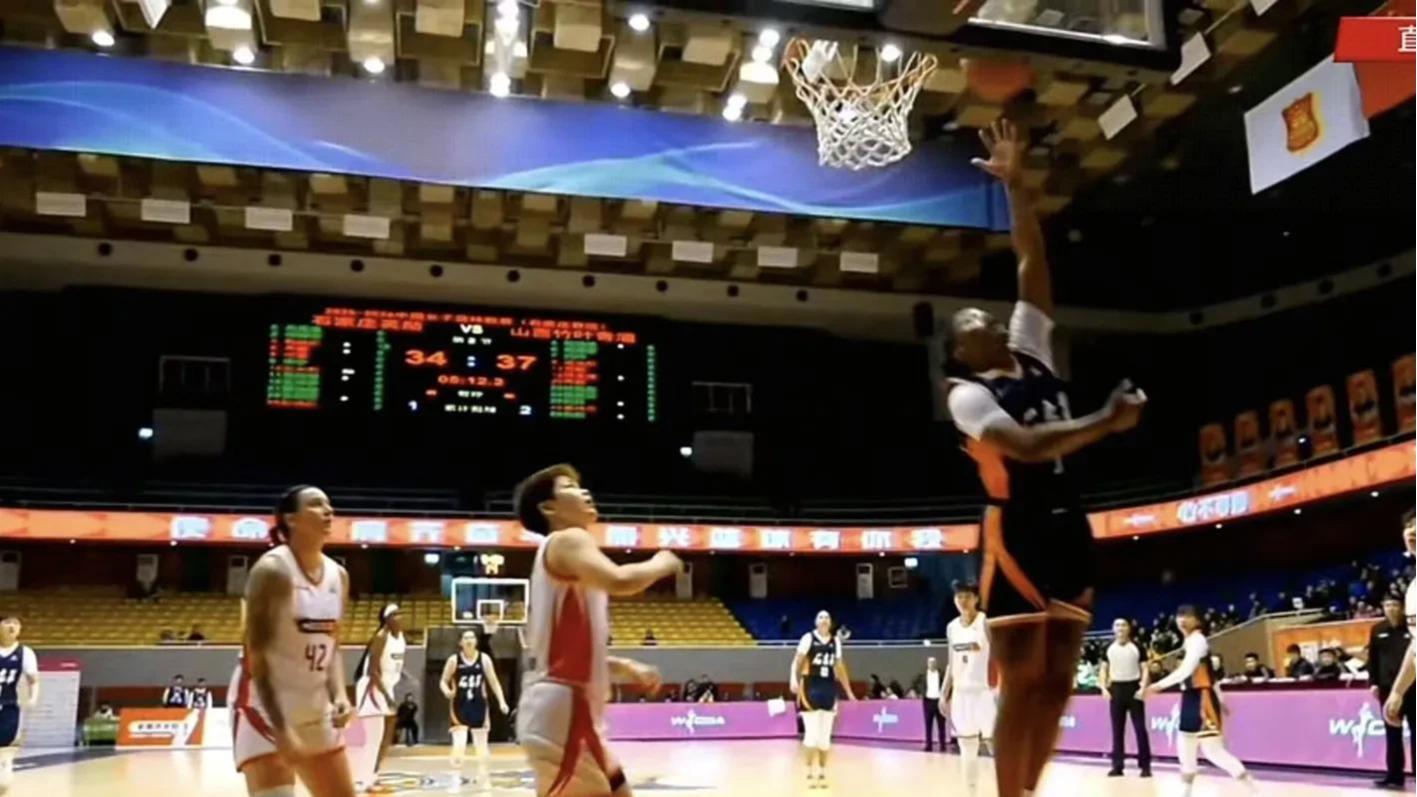 布朗首秀！半场石家庄47-48山西女篮，戴维斯爆砍29分，艾博13分