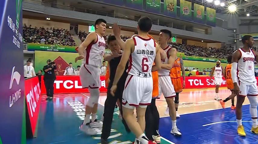 上海夺冠庆祝！把卢伟摁中间！4外援太强！36岁老将砍24分6板3断