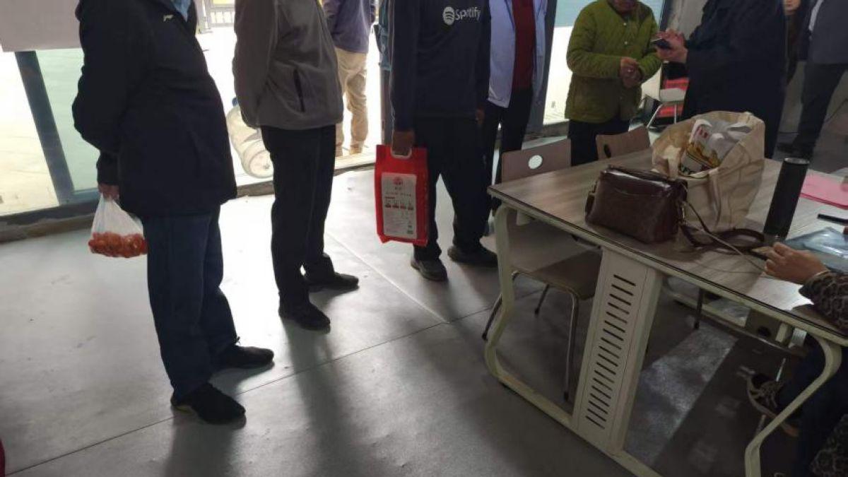 兰州市安宁区瑞南紫郡由业主自发组织的联名工作组为前期参与联名的业主开展感恩慰问活动