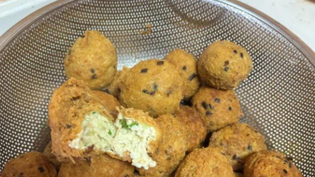 贵阳特色豆腐圆子，外酥里嫩搭配酸辣蘸水超地道