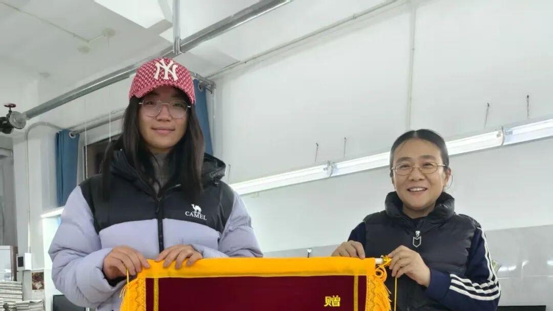 带上锦旗  重返枣中