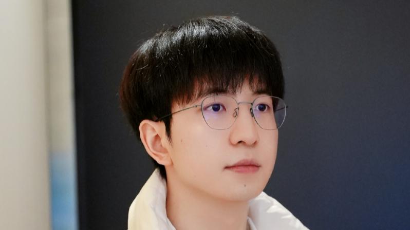 Elk被曝光和美女主持谈恋爱，多次被拍到在同一地方，女方亲自回应