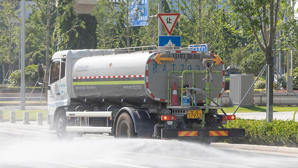 洒水车遇交警关水遇行人照洒！如此区别对待？