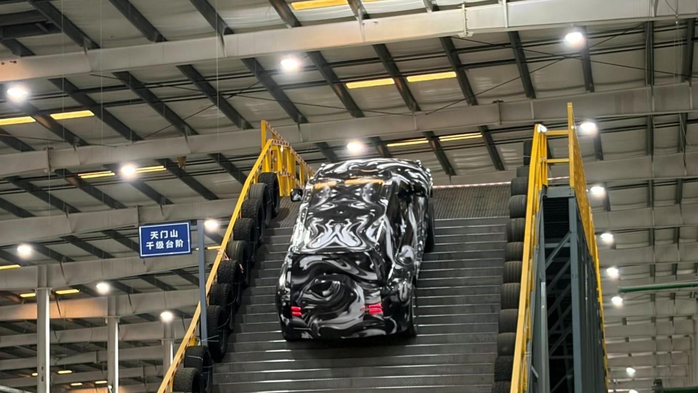 当别人致敬揽胜时，比亚迪把天门山搬进厂房