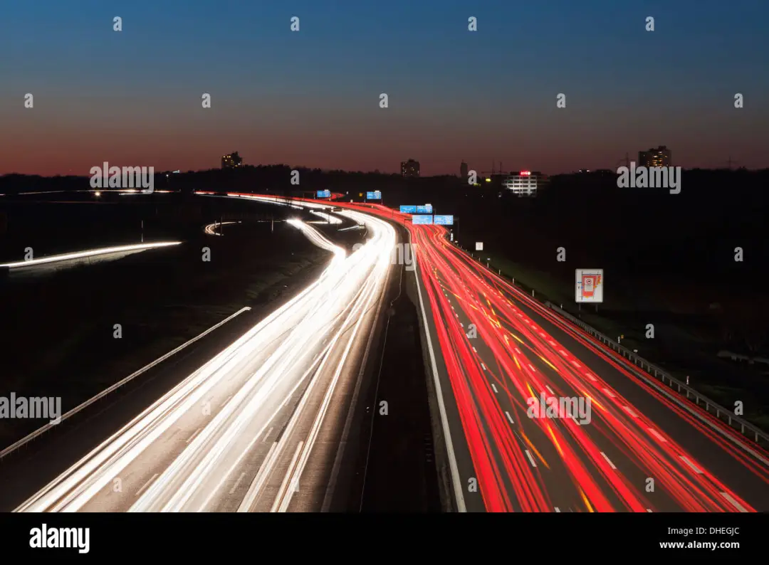 高速公路A8传奇：德国汽车工业的“圣道”与试炼场