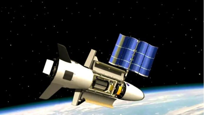 美国太空军24小时紧盯！中国神秘空天飞机第4次升空，藏着啥招？比X-37B还神秘！中国可回收航天器再