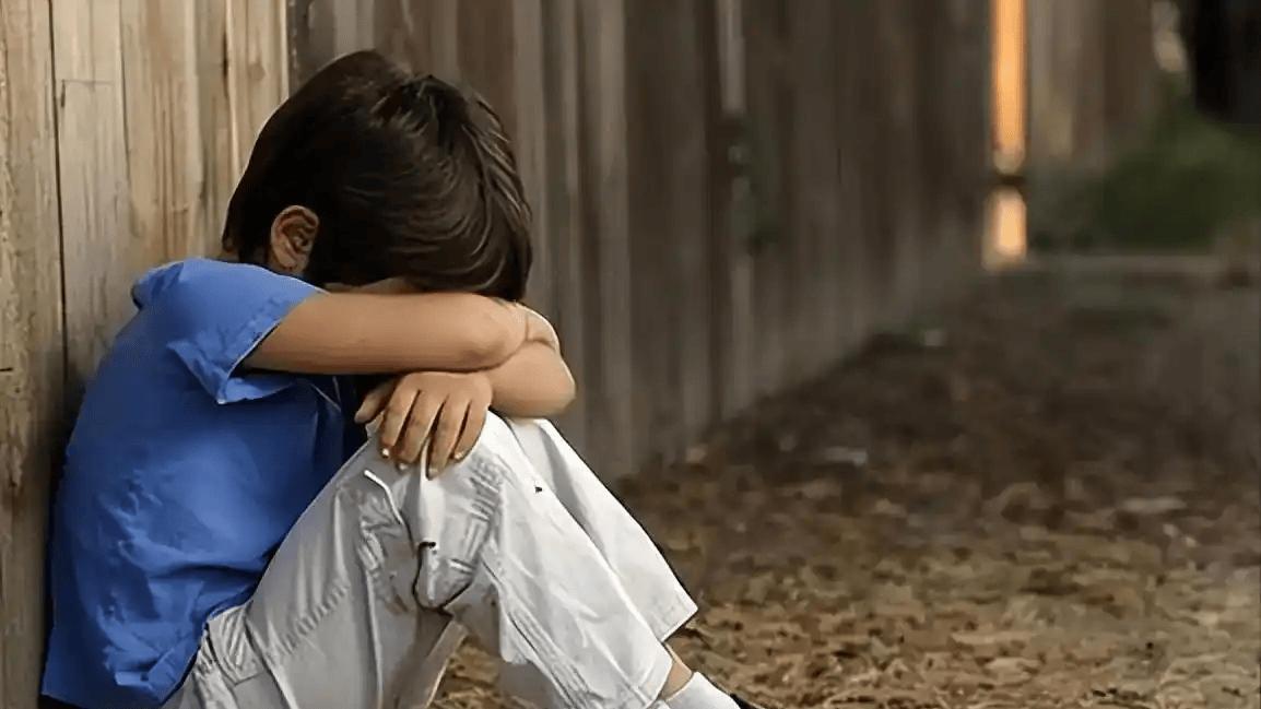 被逼吃大便，70度热水烫下体！姐弟惨遭生父继母虐待，生母怒讨说法，诸多细节披露