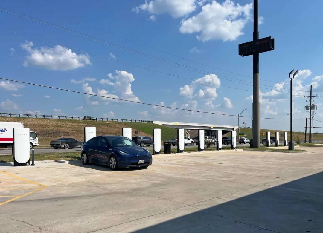 xAI联手特斯拉推Macrohard：AI模拟整家公司