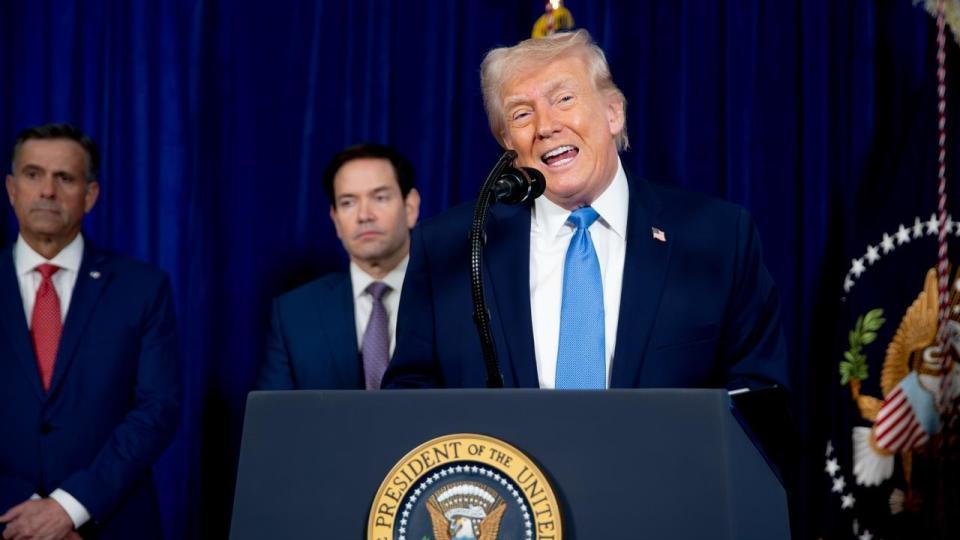 赶在美国夺岛前，欧盟27国试探中国，王毅接到特殊电话