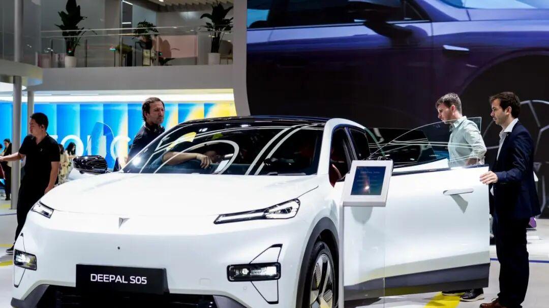 三月创造最佳纪录，四年破80万辆 深蓝汽车做“爆款”的三重密码 | 电厂